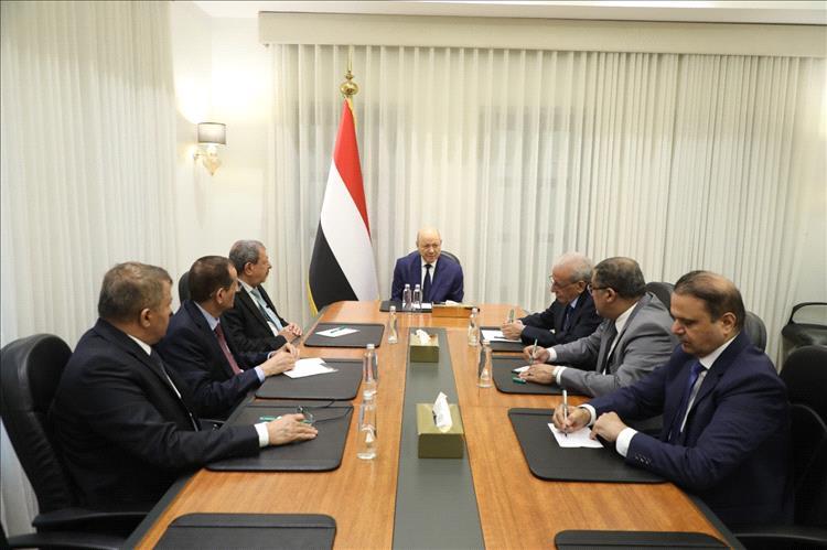 رئيس مجلس القيادة يشيد بالتكامل البناء بين سلطات انفاذ القانون لردع المخططات الارهابية