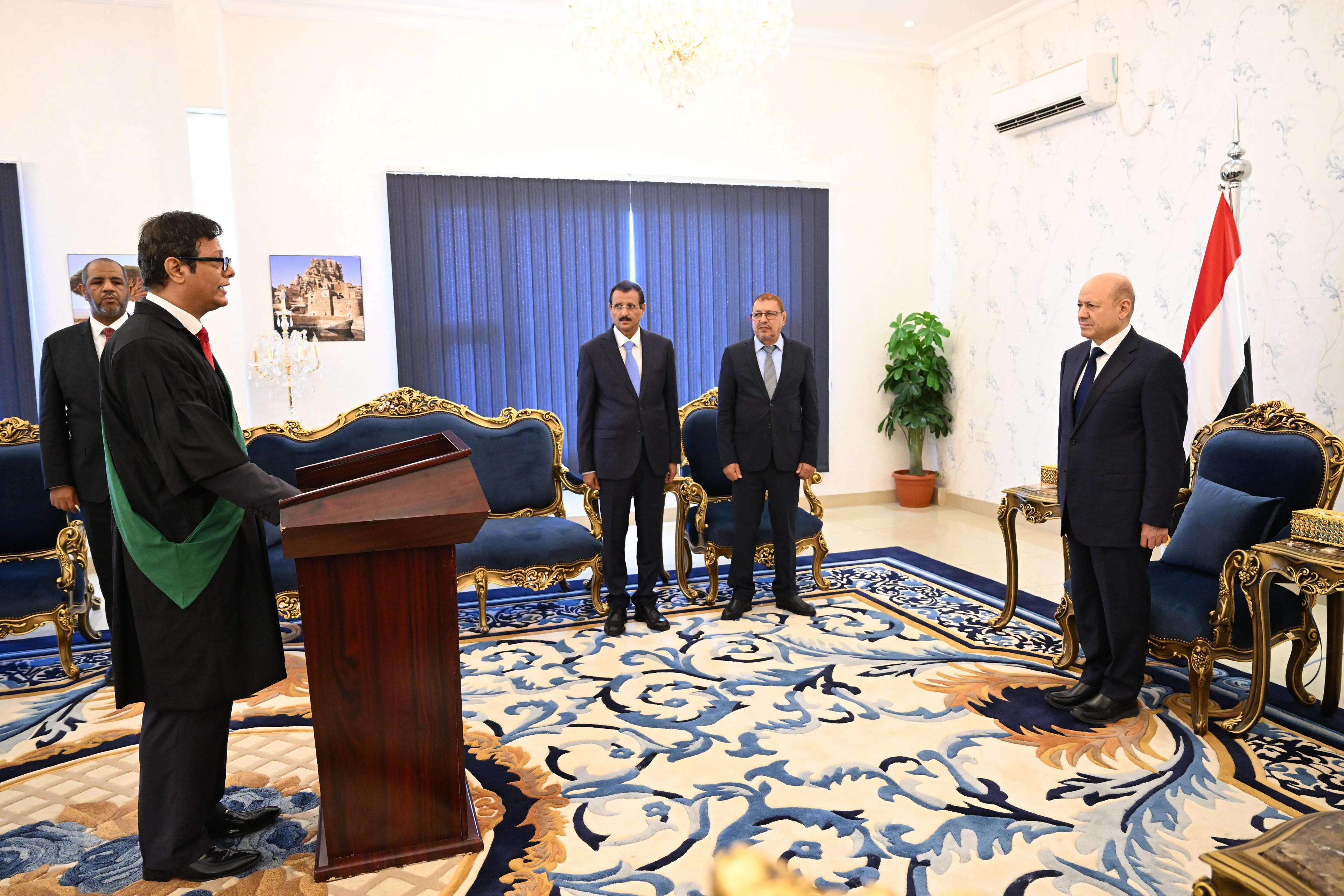 القاضي صالح المرفدي يؤدي اليمين القانونية امام رئيس مجلس القيادة الرئاسي